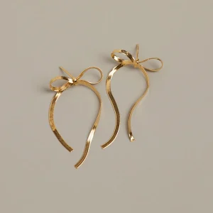 Gold Ribbon Sallantılı Küpe – Fiyonk Formlu Zarif Tasarım